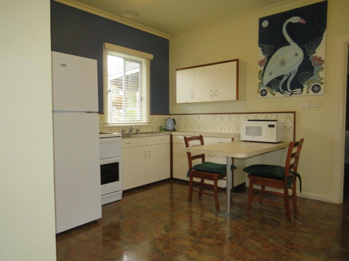 Lakes Entrance Waterfront Cottages With King Beds Exteriör bild