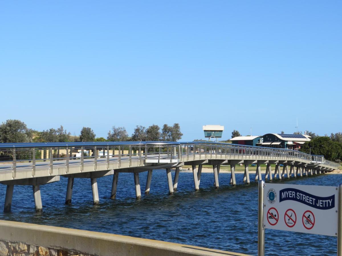 Lakes Entrance Waterfront Cottages With King Beds Exteriör bild