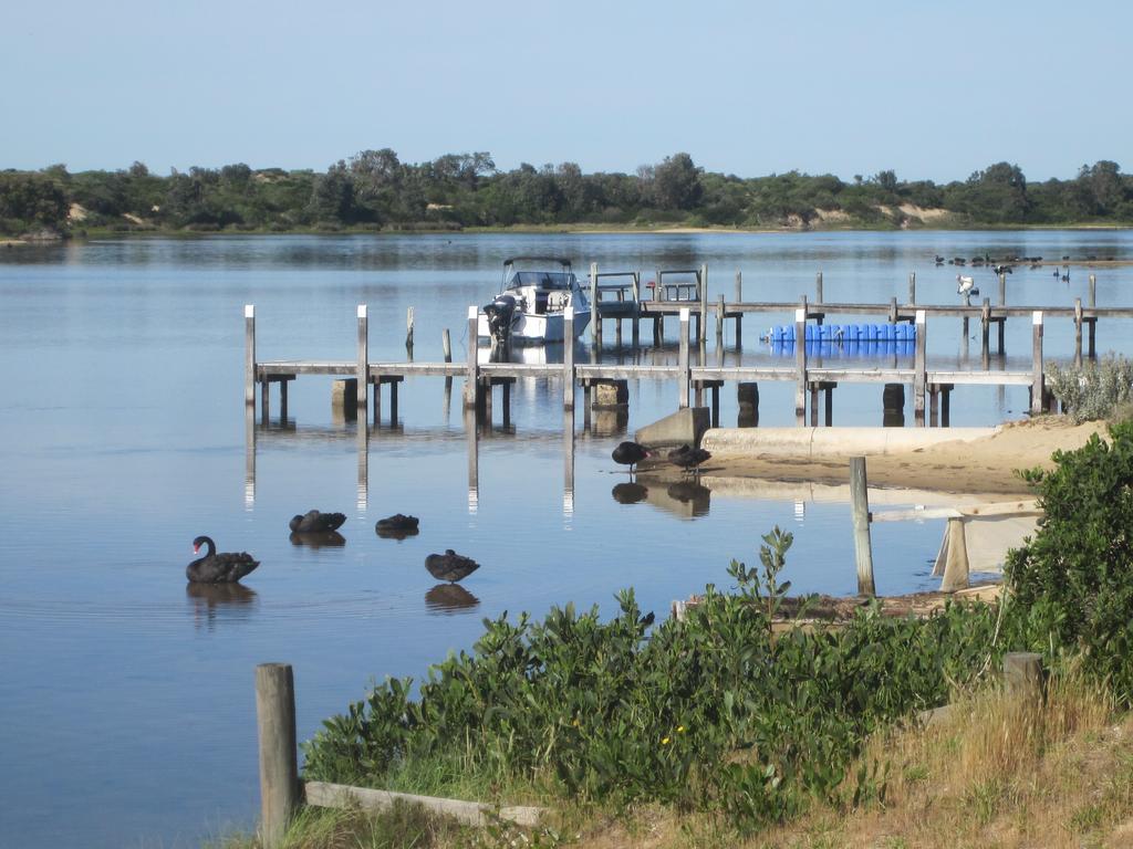 Lakes Entrance Waterfront Cottages With King Beds Exteriör bild