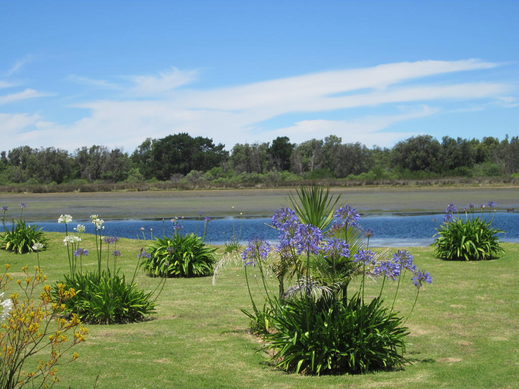 Lakes Entrance Waterfront Cottages With King Beds Exteriör bild