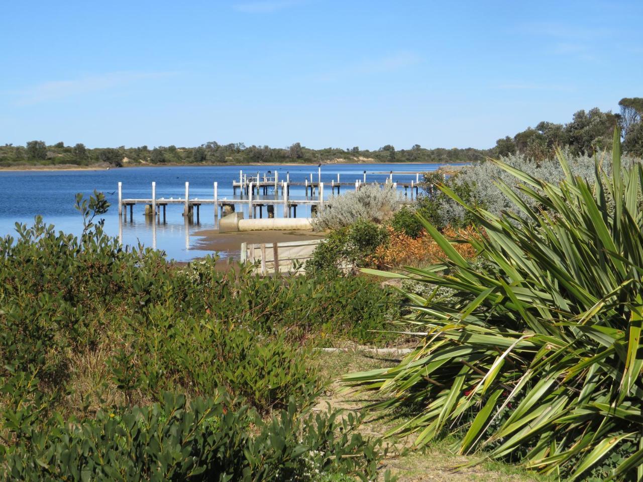 Lakes Entrance Waterfront Cottages With King Beds Exteriör bild